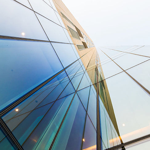 Bâtiment moderne en verre contre ciel clair