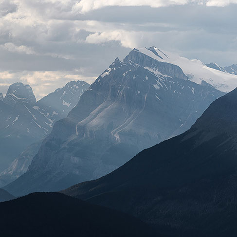 
Paysage de montagne enneigé spectaculaire le long de la promenade des Glaciers, Canada