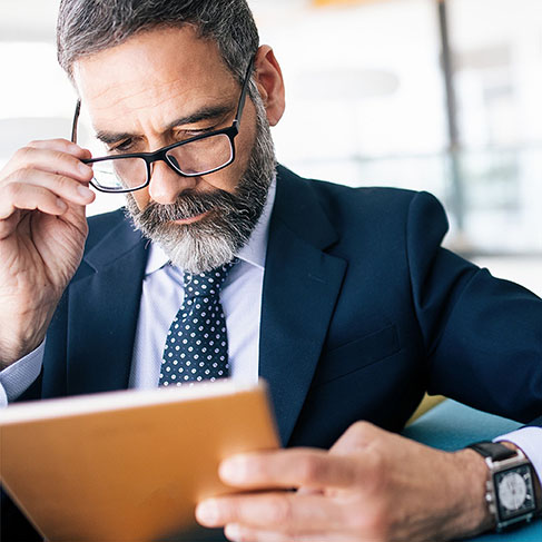 
Portrait d'homme d'affaires senior avec tablette numérique au bureau moderne